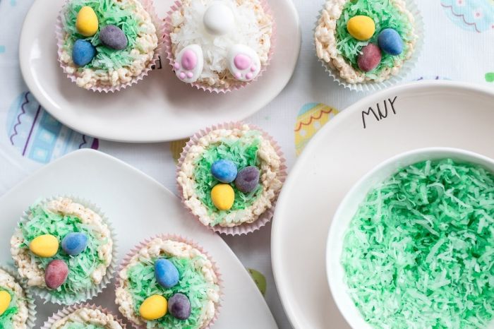 mini gateau de paques 2020 sous forme de muffin, recette cupcake facile pour la fête de Pâques avec décoration noix de coco râpé coloré