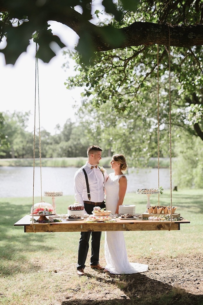 Balançoire pour table deco mariage champetre, la beauté de la campagne décoration chic, gâteau de mariage simple