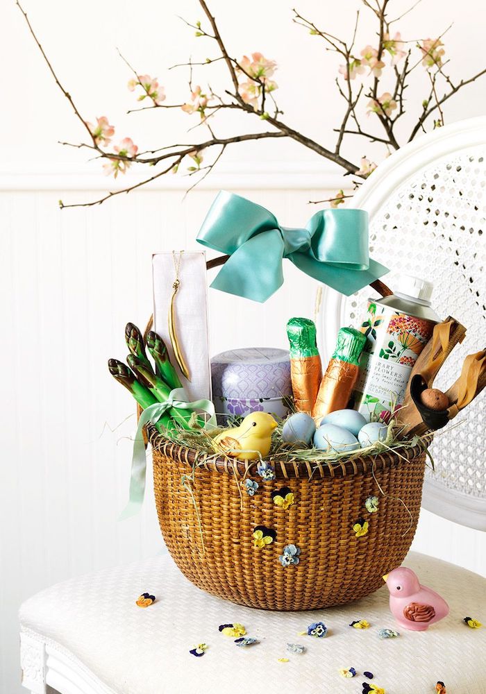 Basket pleine de petits cadeaux pour la fete idee cadeau paques, choisir le meilleur cadeau de pâques
