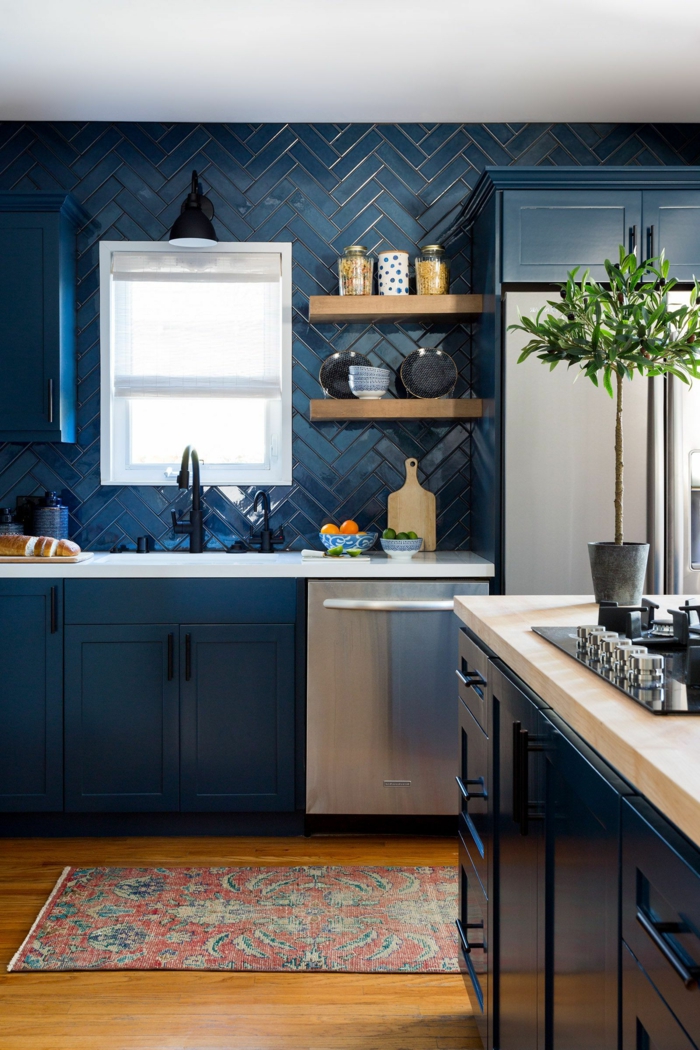 Carrelage original bleu nuit avec fugue doré, comment décorer une cuisine bleu nuit, idée couleur cuisine, arbre d'olives, étagère avec epices 