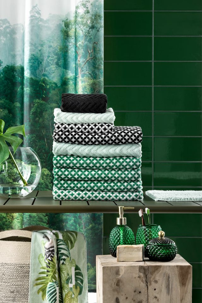 Carrelage verte, rideau de salle de bain verte, salle de bain vert d'eau, déco petite salle de bain, peinture vert fort