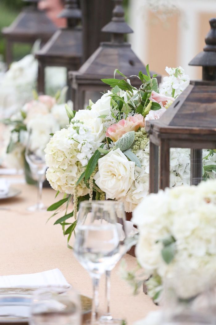 Blanches fleurs pour une décoration en blanc et beige deco champetre, inspiration mariage champêtre chic fleurie