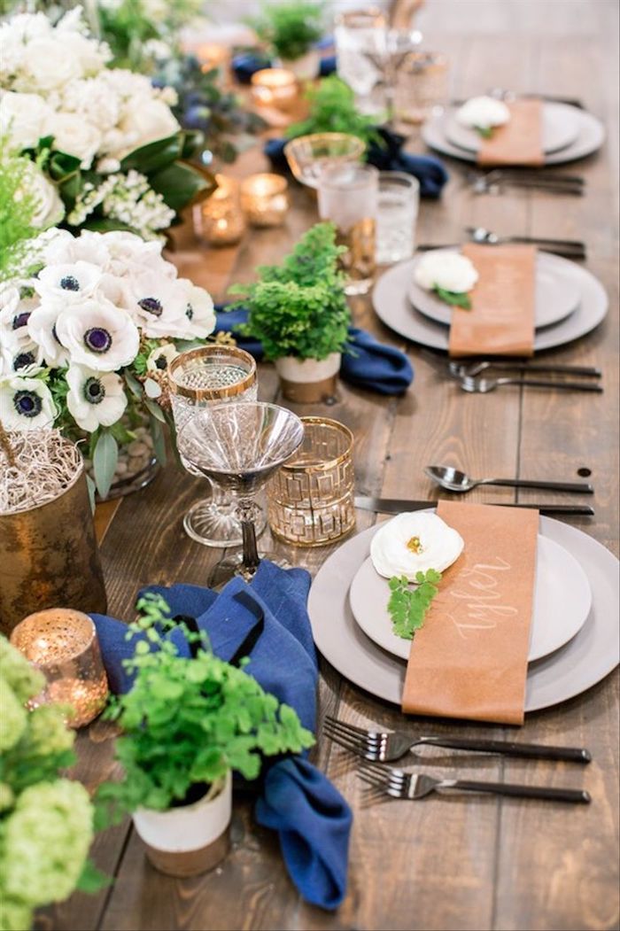 Table en bois avec belle décoration de fleurs blanches et vertes style boheme chic, mariage champêtre chic décoration a faire