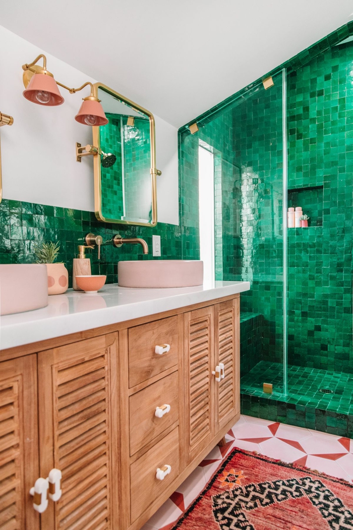 Carrelage petites toiles carrés en vert, lavabo rose, meuble lavabo double, idée peinture salle de bain vert, comment marier les couleurs