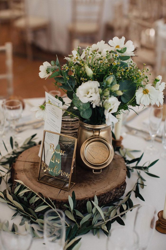 Bois flotté centre de table rangé de vase avec bouquet fleurs de champ, deco champetre mariage, choisir le style bohème pour son mariage