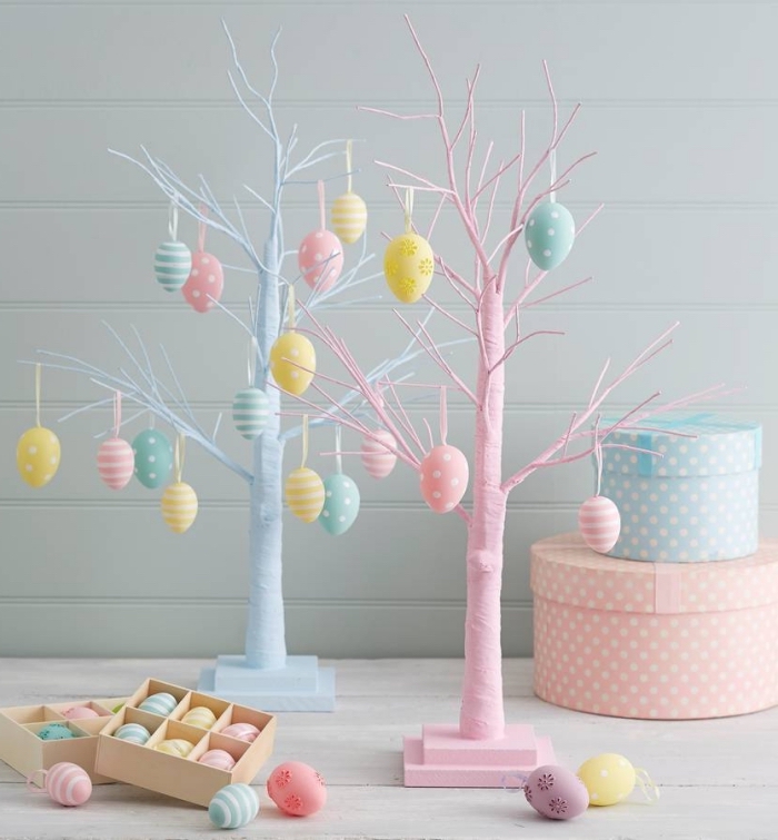 activité manuelle paques facile, modèle d'arbres DIY peints en couleurs pastel et décorés avec oeufs de Pâques