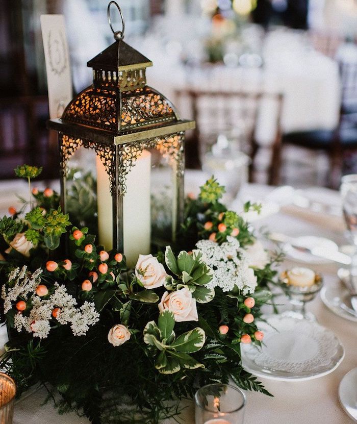 Lanterne avec bougie décoré avec couronne de fleurs autour, theme champetre, menu mariage champetre, mariage boheme chic