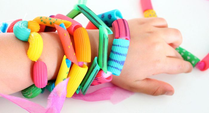 idee comment faire un bracelet enfant dabs des pâtes colorées depeinture, activités manuelles enfants faciles et rapides