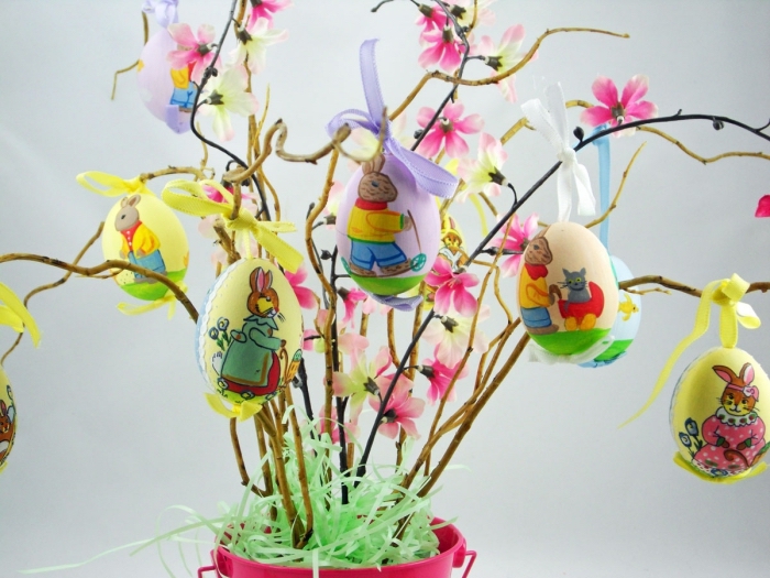 idée activité paques facile, loisir créatif décoration d'oeufs de Pâques pour enfants, modèle arbre DIY en branches