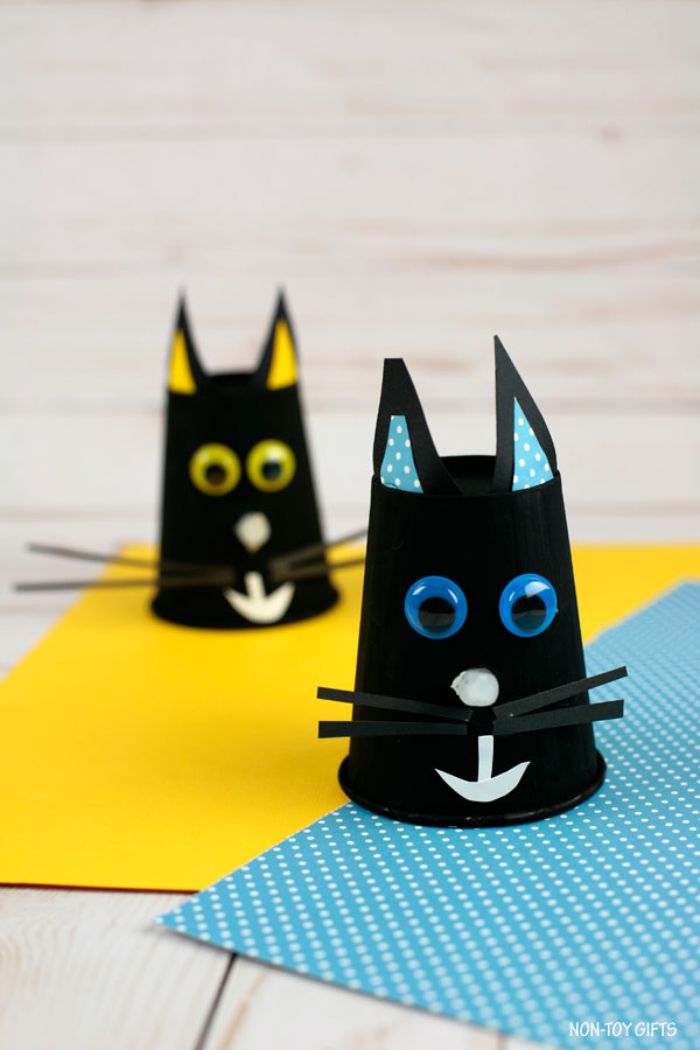 recyclage gobelet de papier à motif chat noir, museau en papier et des yeux mobiles, activité manuelle halloween primaire