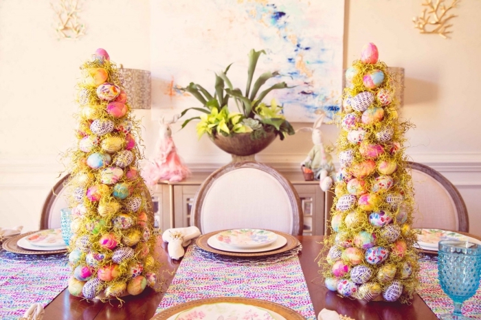 decoration paques facile, idée comment décorer la table de Pâques avec centre de table original en forme de sapin