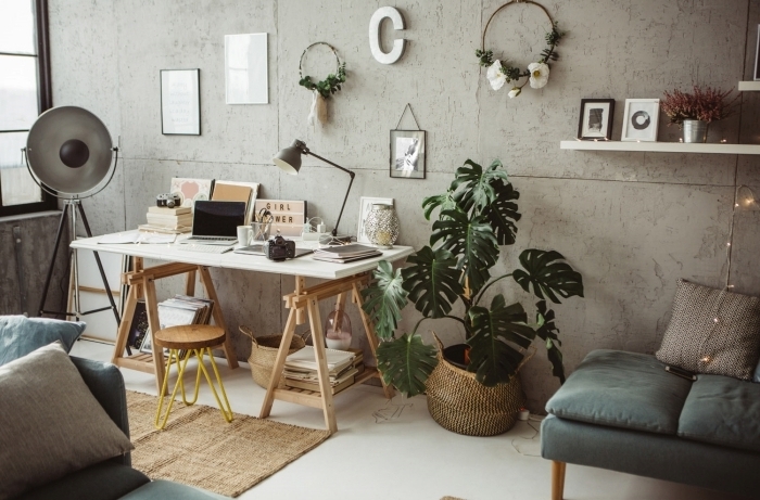 design salon industriel avec meubles bois clair, idée bureau deco à domicile originale avec photos inspirantes et fleurs