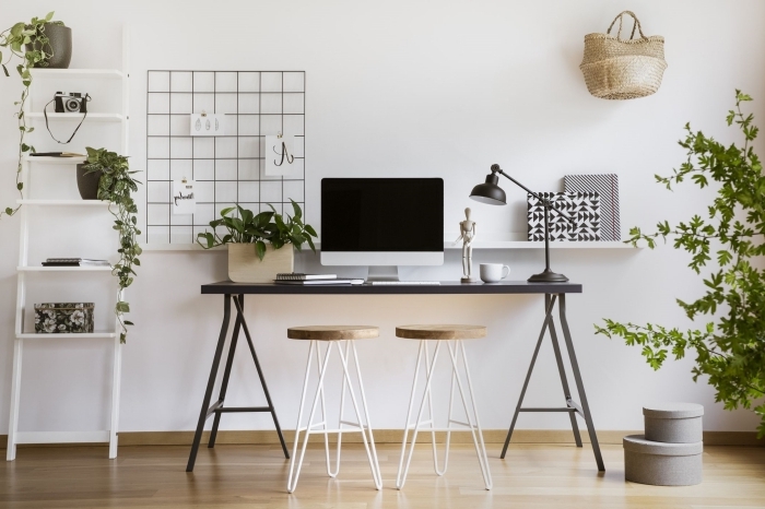 comment décorer son espace de travail à domicile, idée bureau deco de style minimaliste avec plantes et objets en bois