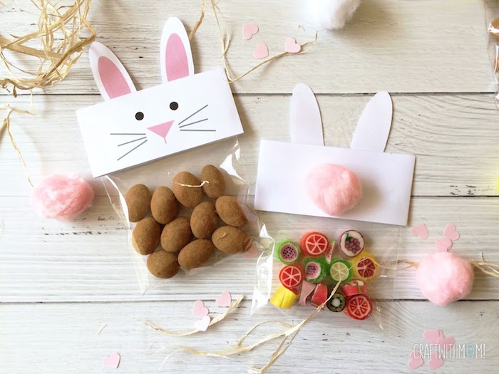 Paquet avec imprimé dessin lapin plein de chocolat oeufs et bonbons colorés, idée cadeau fait main, idee cadeau paques lapin fleurs symboles