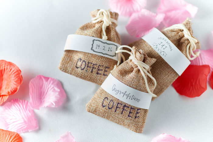 café-dans-petits-pochettes-rustiques-style-bohème-mariage-champêtre-chic-tendance-printemps-été-petit-cadeau-mariage Petit cadeau mariage invité café dans poche rustique, deco table champetre, deco mariage champetre centre de table