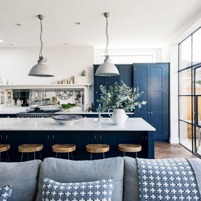 Lustre industriel, cuisine rustique, canapé gris, déco cuisine mur bleu, aménagement cuisine moderne en bleu 