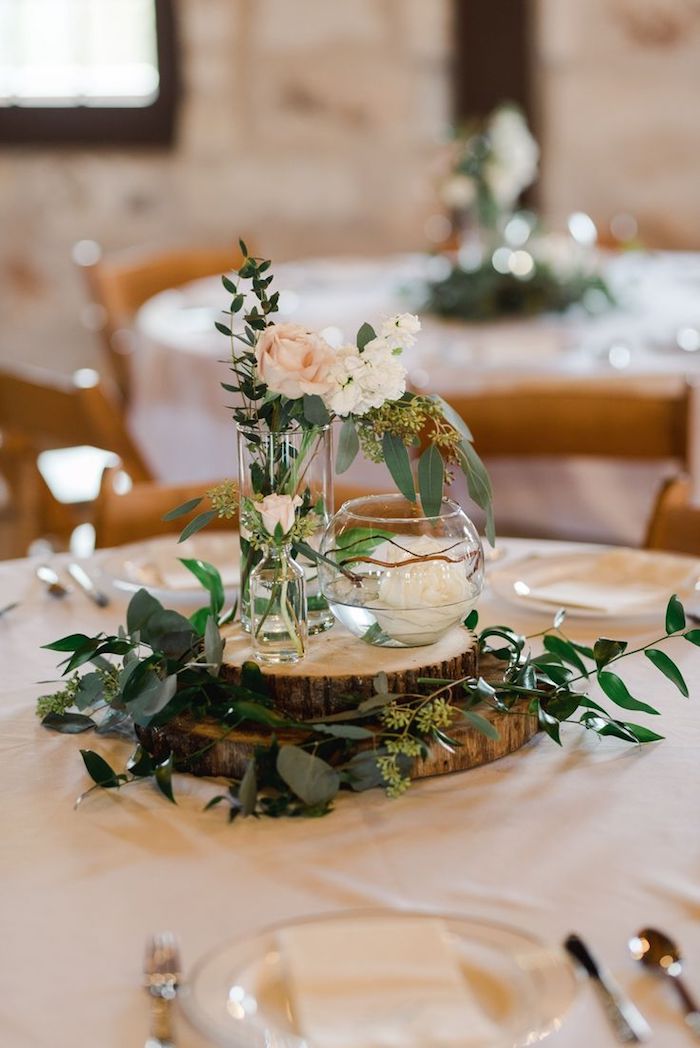 Pied d'arbre pour centre de table décoré de fleurs, décoration mariage champêtre chic, mariée robe champetre belle