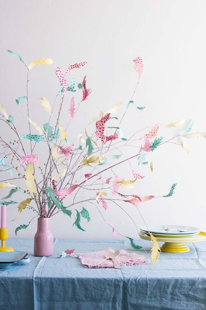 idée d'activité manuelle paques facile avec papier et branches, exemple comment décorer une table pour Pâques