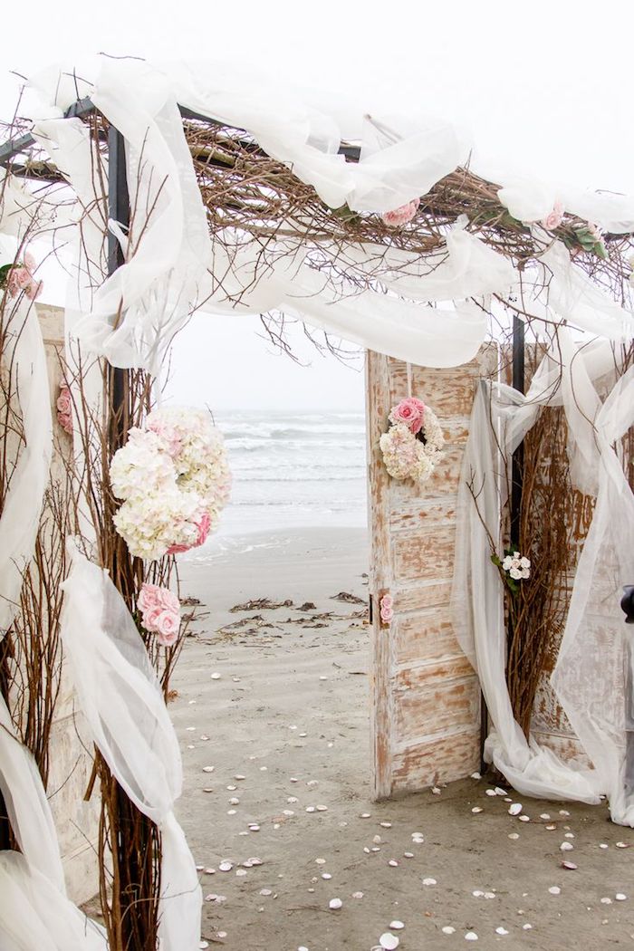 Mariage au bord de la mer, portes qui donnent à la mer mariage champetre chic fleurs, decoration mariage champetre