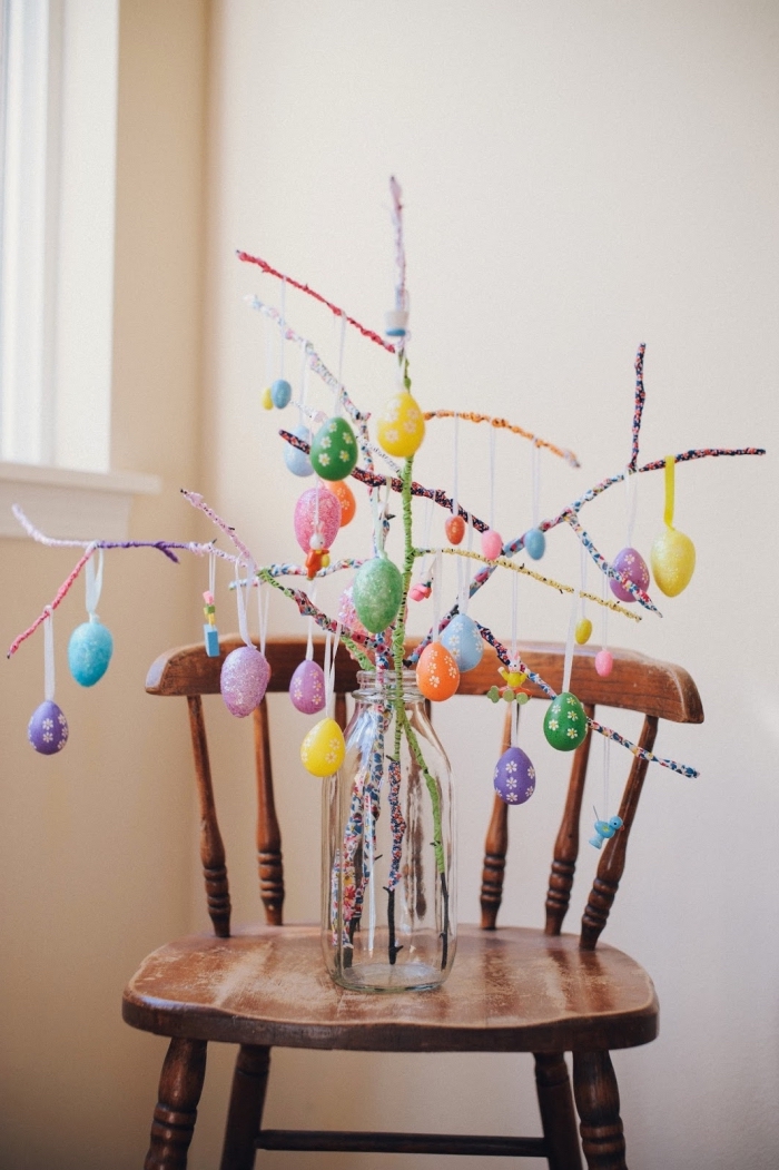 activité paques facile pour grands et petits, modèle d'arbre diy en branches décorées avec fil coloré et oeufs