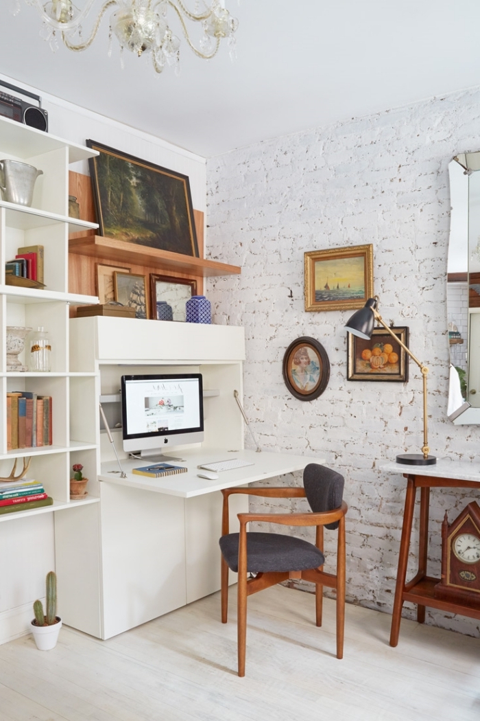 décoration espace de travail moderne en blanc et bois, modèle de console bureau dans une pièce avec mur en briques blanches