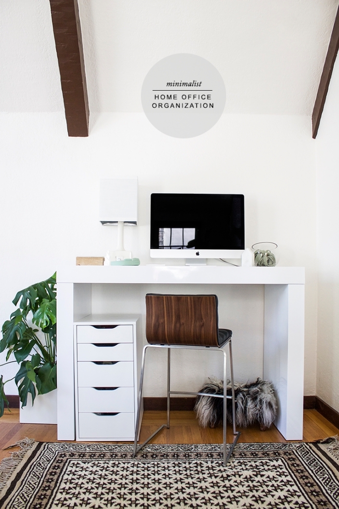 décoration coin de travail à domicile, exemple de bureau blanc laqué bien organisé, design home office avec meubles blancs