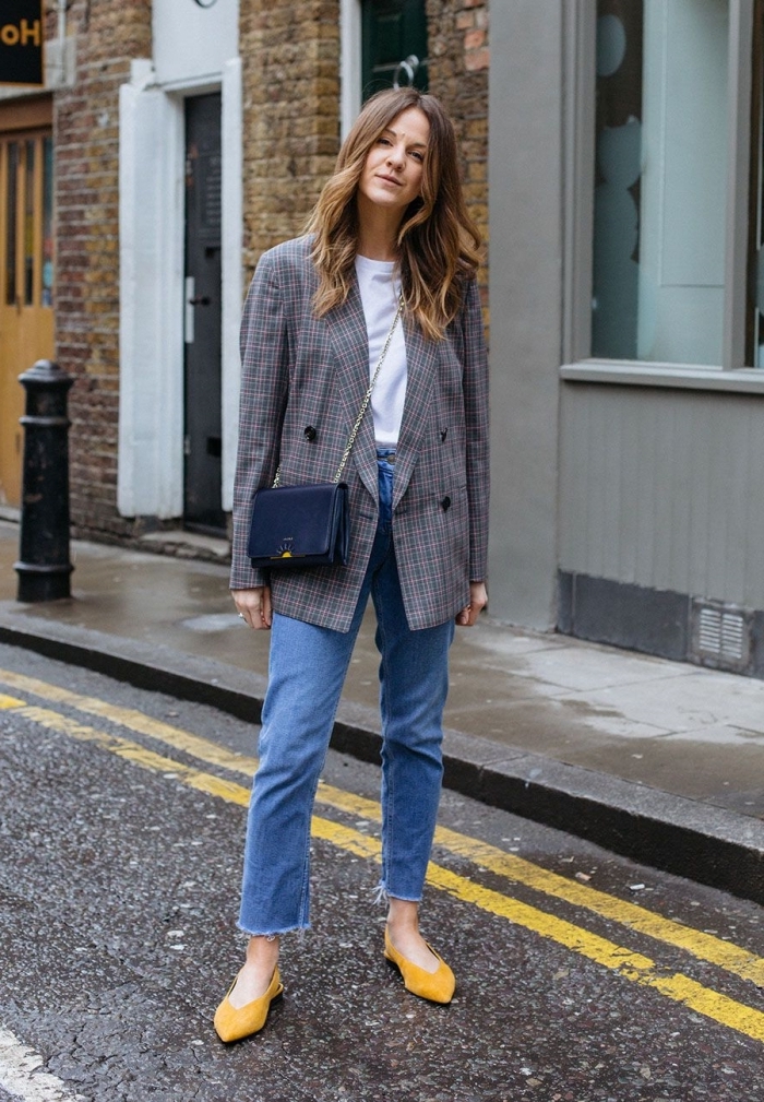 tenue de travail pour femme en jeans taille haute et blazer gris, modèle de veste blazer femme à combiner avec pantalon denim