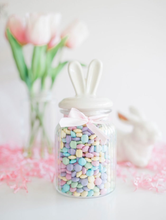 Bocal en verre pleine de bonbons jolies couleurs, cadeau original a fabriquer, idee cadeau original pour les paques