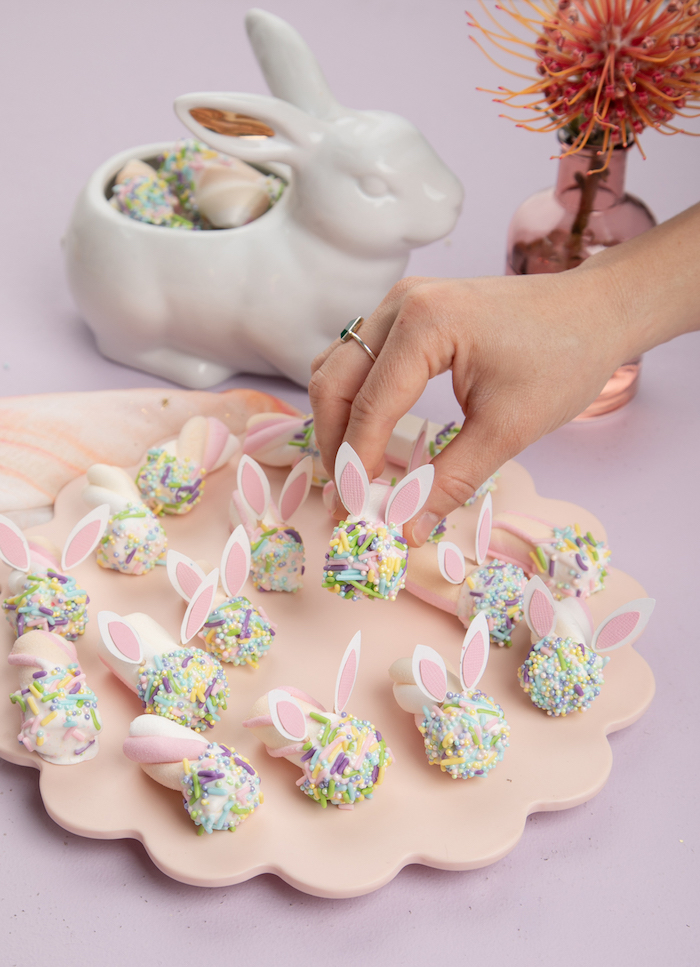 Marshmallow bonbons avec sucrés pièces colorés pour former des lapins, idée activité manuelle paques, idee cadeau paques a faire soi meme
