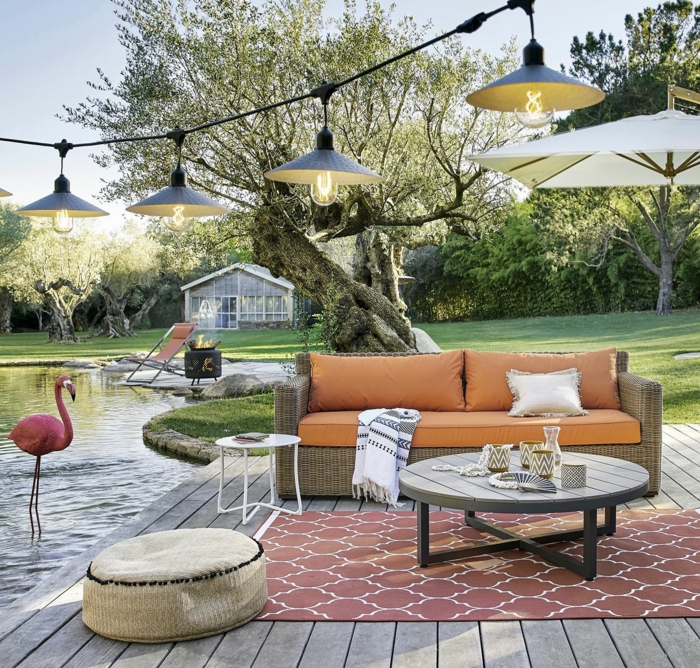Table basse ronde, tapis motif géométrique, decoration exterieur, amenagement terrasse jardin originale et coloré