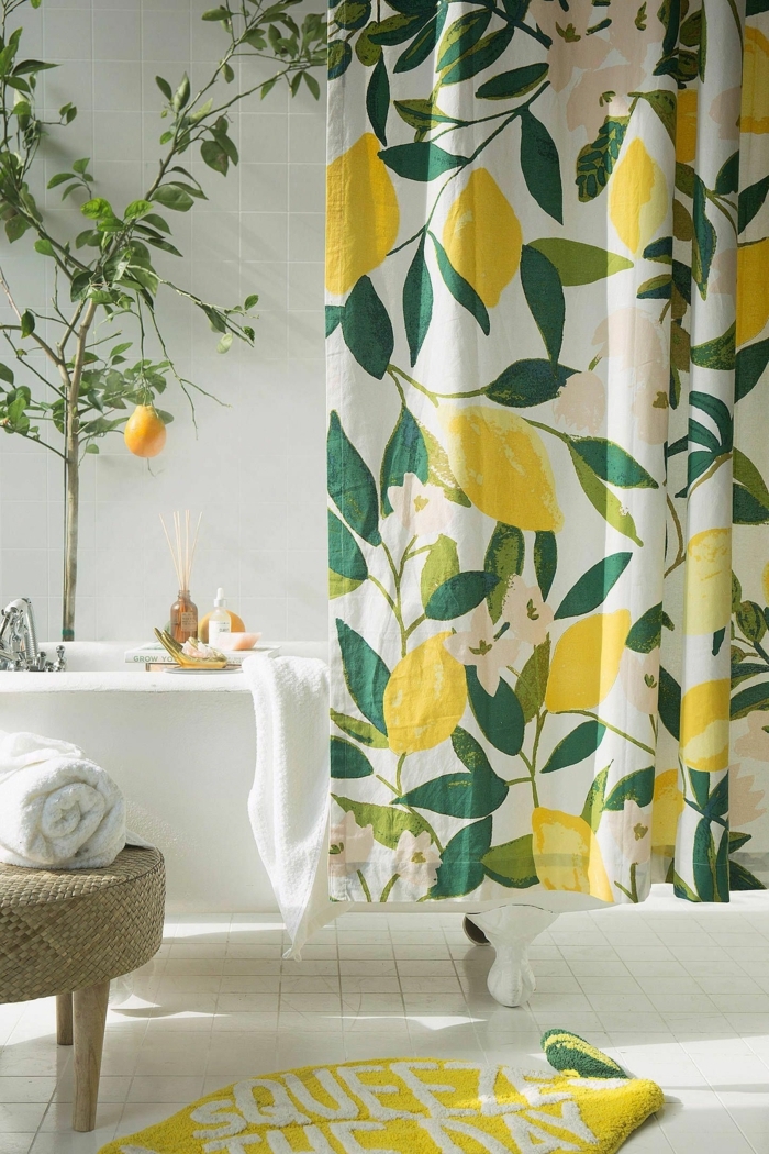 Rideau à citrons, cool idée paillasson de bain citron forme jaune, amenagement salle de bain, modele de salle de bains en vert et baignoire blanche