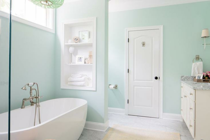 Baignoire peinture vert d'eau, amenagement salle de bain renouvellement peinture murale vert et meubles blanches