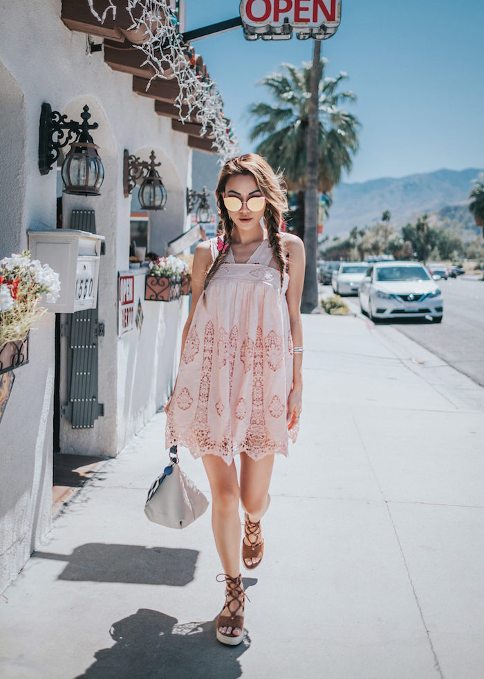 Comment s'habiller pour Coachella 2020 , femme en LA Palm Springs, robe bohème chic, look pour les festivals de musique etre bien habillée robe courte rose