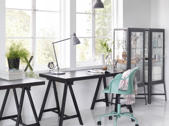 agencement de coin travail à domicile avec meubles tendance, idée bureau deco industriel avec accents en noir et métal