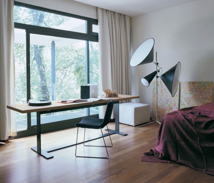 aménagement bureau à domicile dans une chambre spacieuse, décoration chambre avec grand bureau en bois et métal