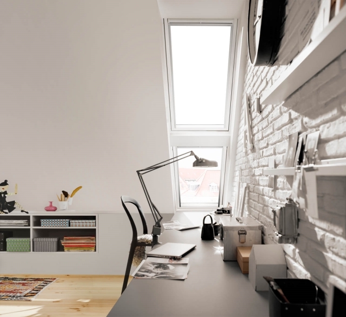 modèle de bureau scandinave ikea dans une pièce sous comble blanche avec plancher en bois, espace de travail à la maison