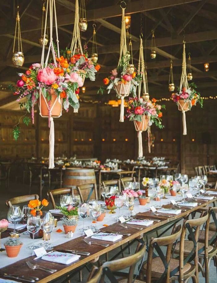 Fleurs suspendues sur le plafond deco champetre mariage, centre de table mariage champetre table longue vintage chaise
