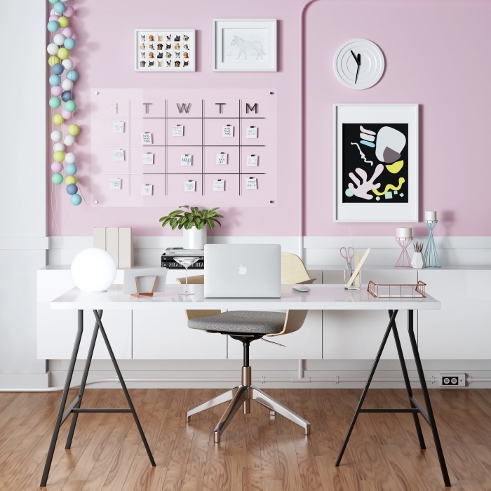 idée décoration home office pour femme avec mur bicolore en blanc et rose, aménagement bureau à domicile moderne