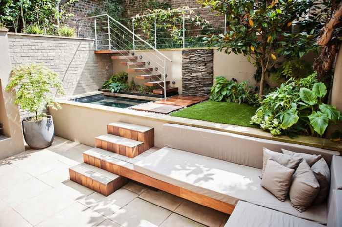 Terrasse exterieur en différentes niveaux, aménagement terrasse de jardin plantes vertes canapé en angle