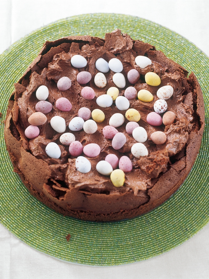 faire un gateau au chocolat de paques facile, exemple comment bien décorer un gâteau chocolat pour la fête de Pâques
