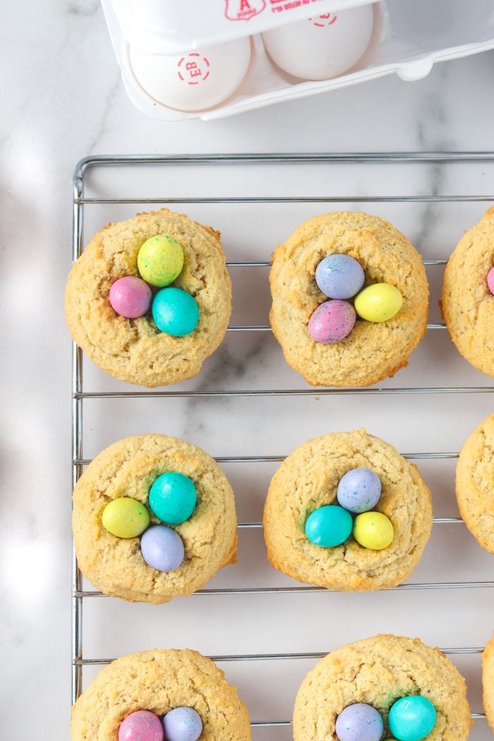 comment faire ses cookies maison faciles en forme de nid pour la fête de Pâques, idée de dessert paques simple à faire