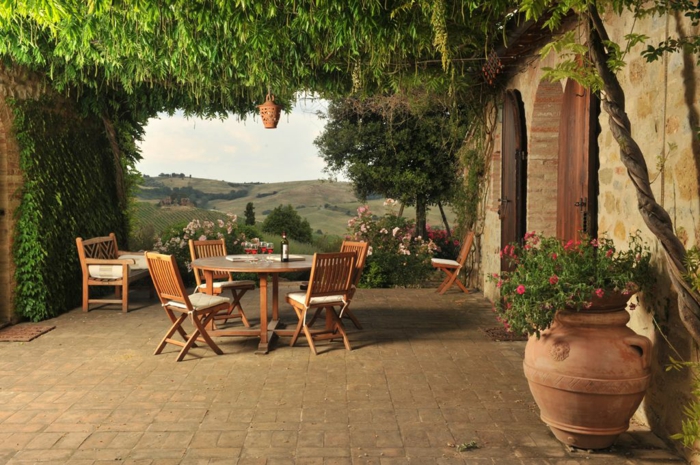 Arbre verte en terrasse avec belle vue, table ronde et chaises idee jardin, aménagement terrasse de jardin meubles exterieurs