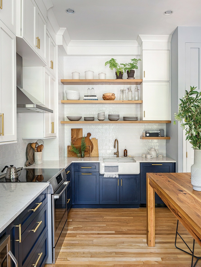 Étagères en bois, cuisine peinture bleu gris, blanc carrelage pour la cuisine couleur bleu, décoration appartement moderne 