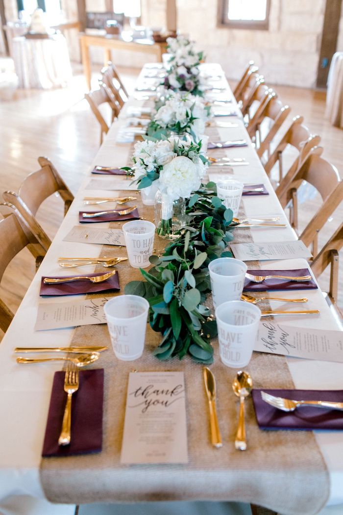 Table longue avec chaises vintages en bois theme champetre, deco table mariage champetre centre fleurs