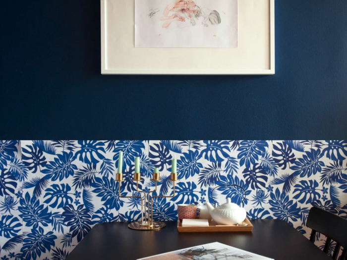Papier peinte feuilles bleues, peinture murale bleu minuit, deco bleu cuisine couleur tendance, savoir comment décorer la cuisine avec salle a manger