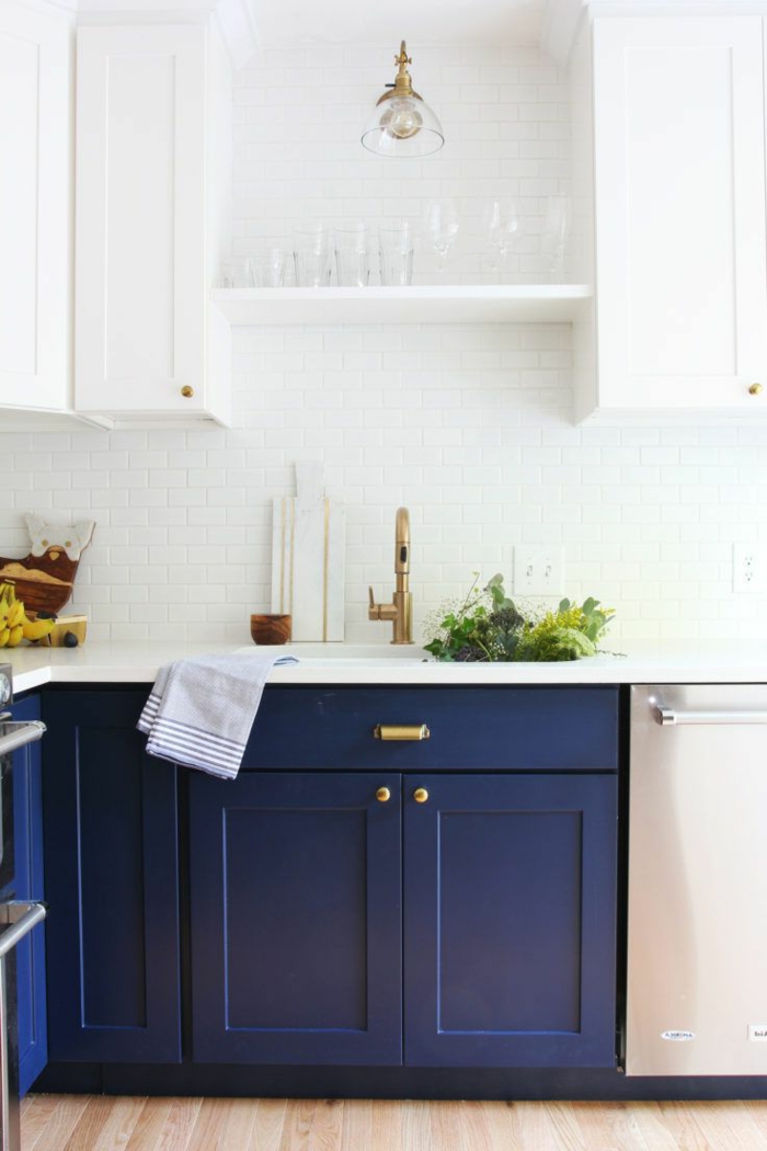 Lavabo doré dans une cuisine couleur bleu nuit, cuisine blanche et bleue, quelle peinture pour la cuisine