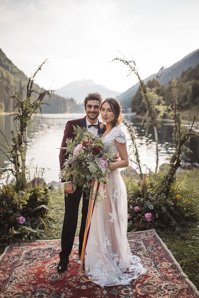 Couple photo mariage champetre, fleurs de champ bouquet de mariée, belle vue de lac et montagne endroit marqué de tapis oriental