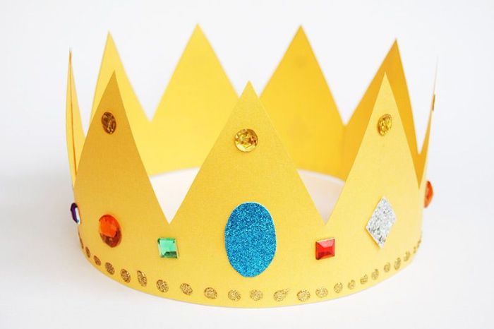 fabriquer une couronne de ppaier dans papier jaune avec des paillettes et strass pour decoration, activite enfant 4 ans facile et rapide
