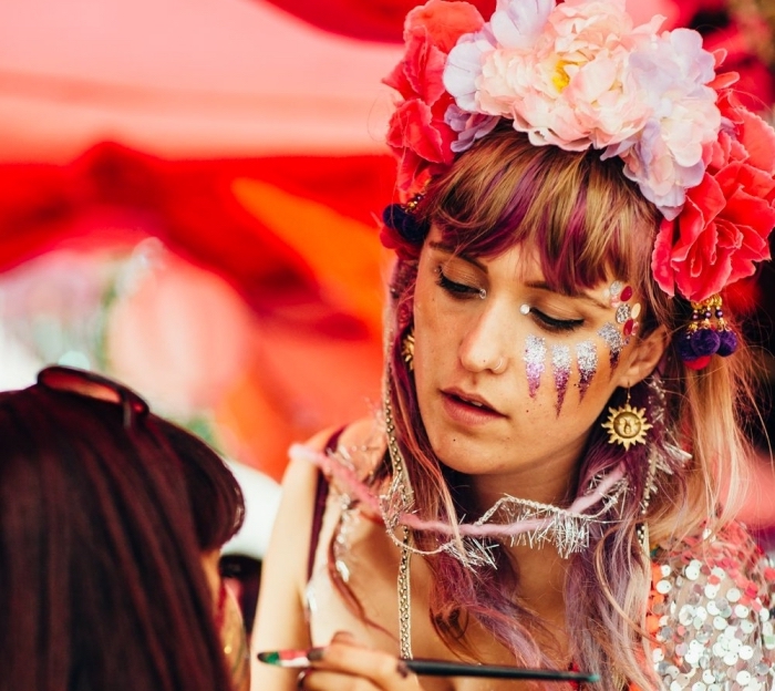 comment bien se maquiller pour un festival, exemple de maquillage fête avec gel pailleté à effet ombré en rose et argent