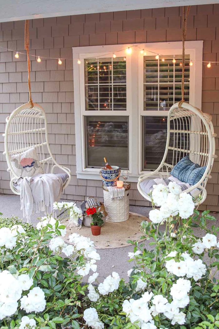 Deux chaises balançoires idee amenagement jardin, belle deco terrasse pergola coin avec guirlande lumineuse 